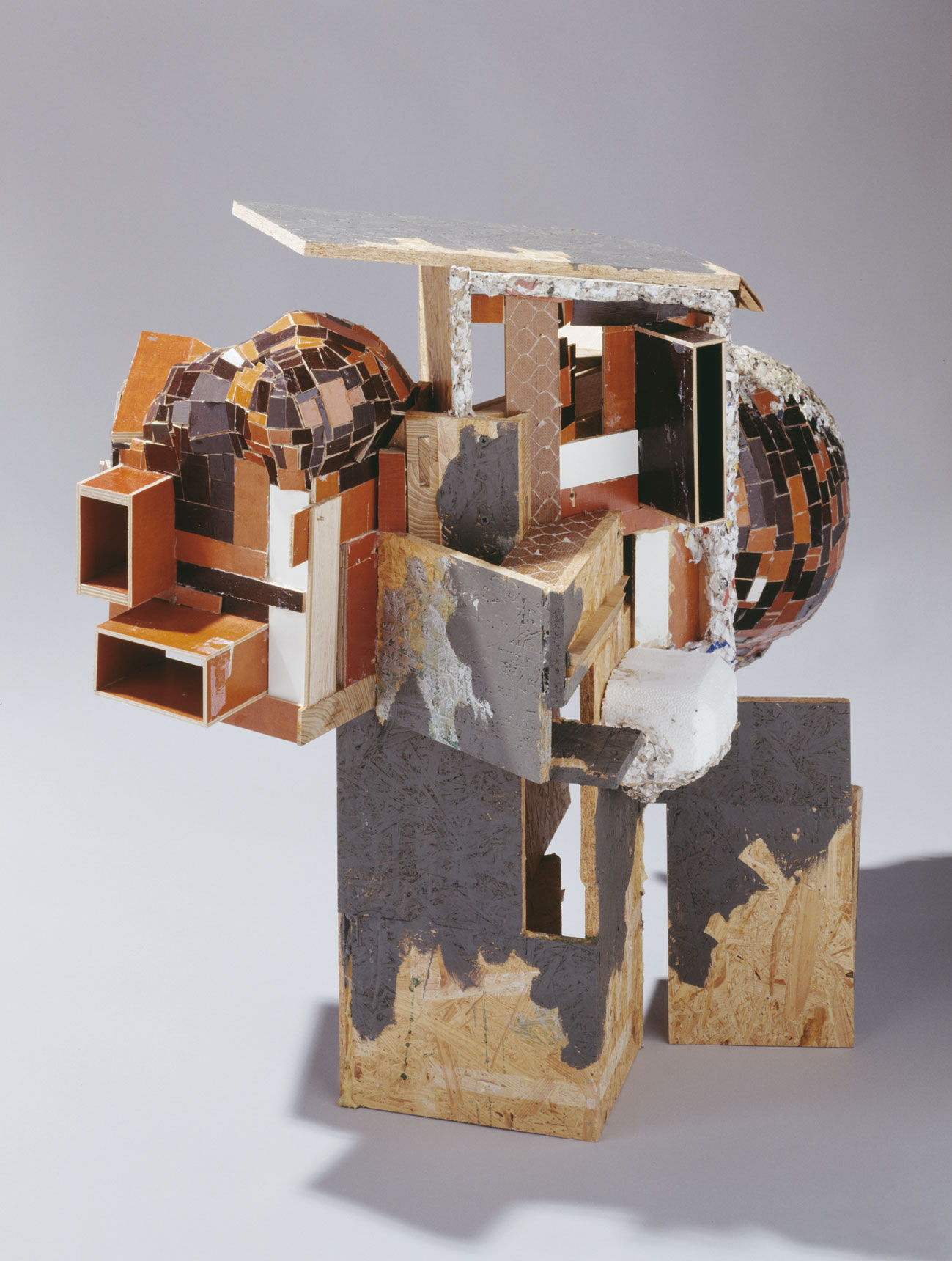 »Potpourri CA (libeskindkohlhaasgehry)«, Holz, Styrodur, Papier-Maché, 90 x 105 x 55 cm