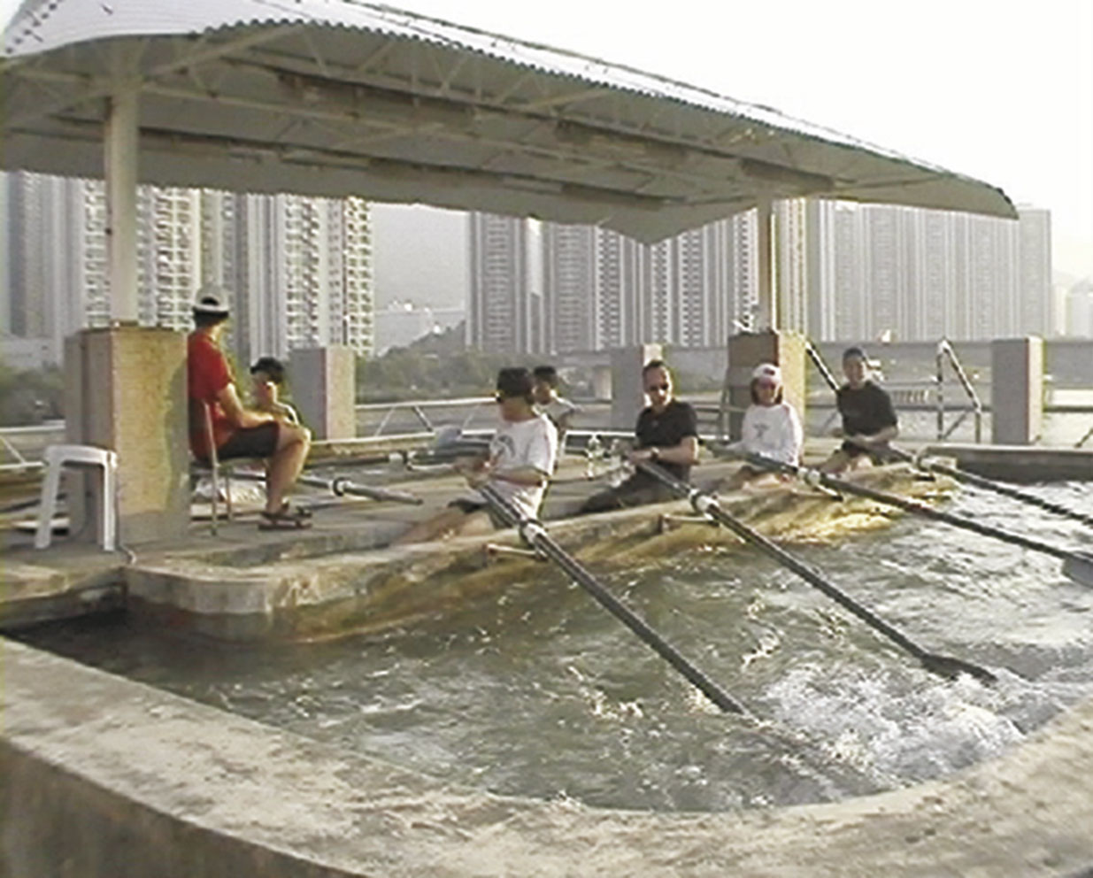 Les Schliesser – »Rowing in Sha Tin«, 1997/2003, DVD 3 min loop, Videostill